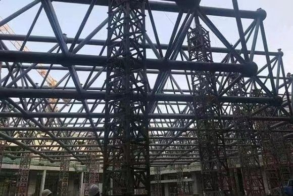 هيكل الصلب المكونات المعدلة مسبقاً مبنى مصنع / ورشة عمل صناعية منخفضة التكلفة تصميم الحظيرة هيكل الصلب
